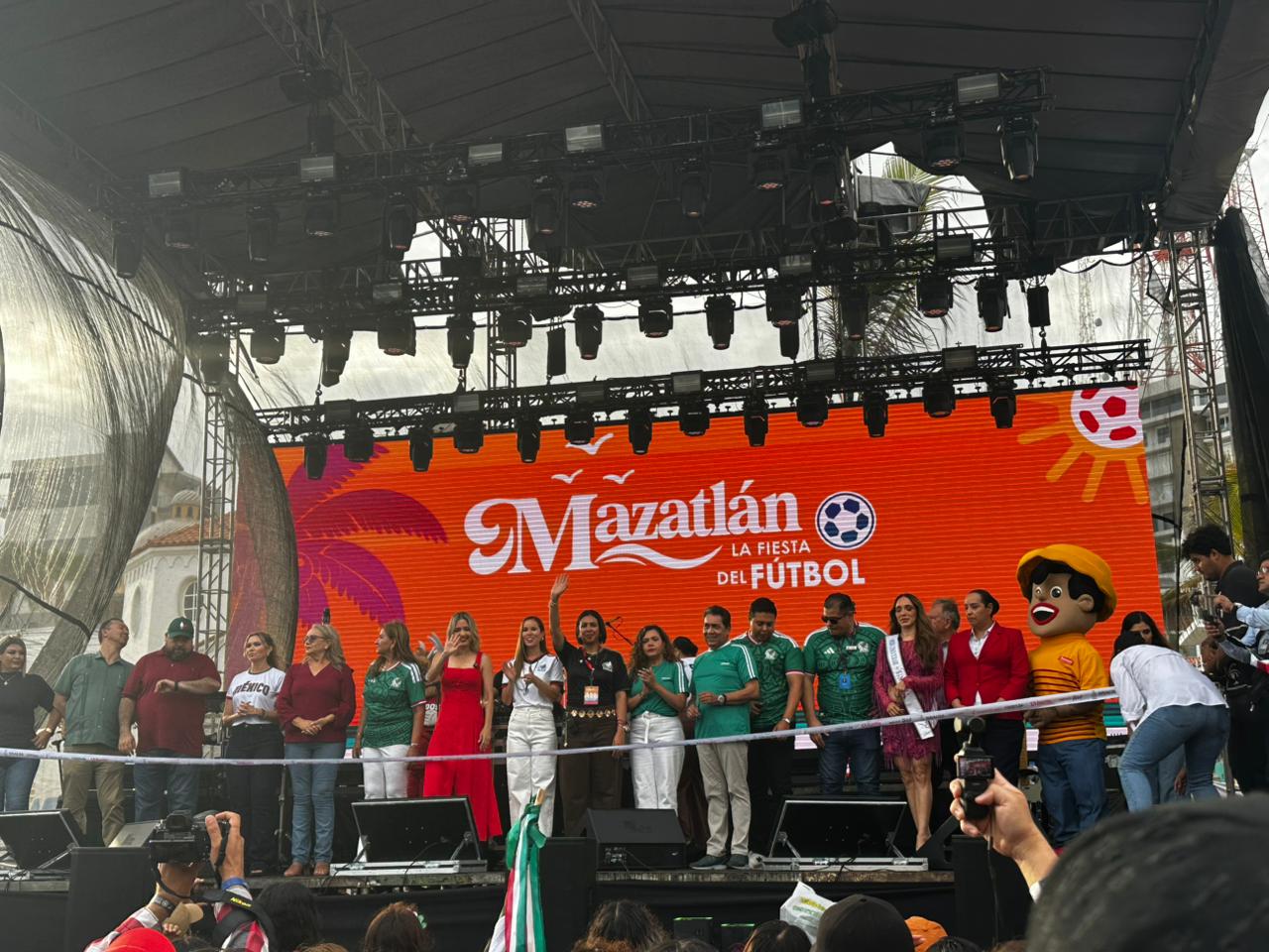 Inauguran Mazatlán, La fiesta del futbol