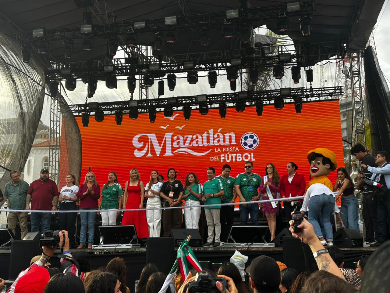 Inauguran Mazatlán, La fiesta del futbol
