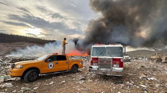Ordena gobernadora atención inmediata por incendio en el basurón de Mazatlán, Sinaloa; combate al fuego supera las 16 horas