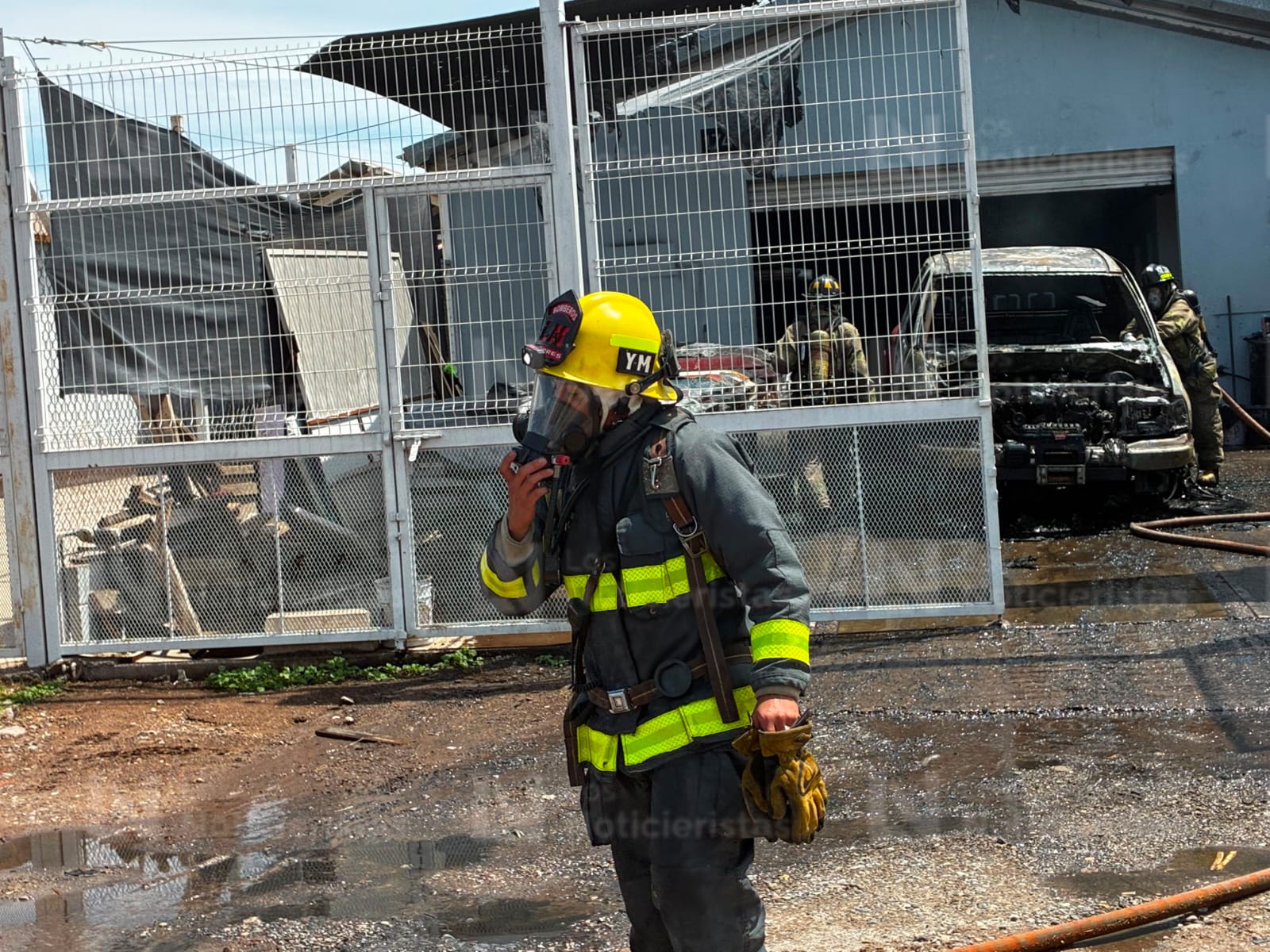 Incendio de bodega con vehículos y ataúdes en el Residencial Aurora en Los Mochis