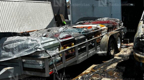 Se incendia bodega con vehículos y ataúdes en el Residencial Aurora en Los Mochis, Sinaloa