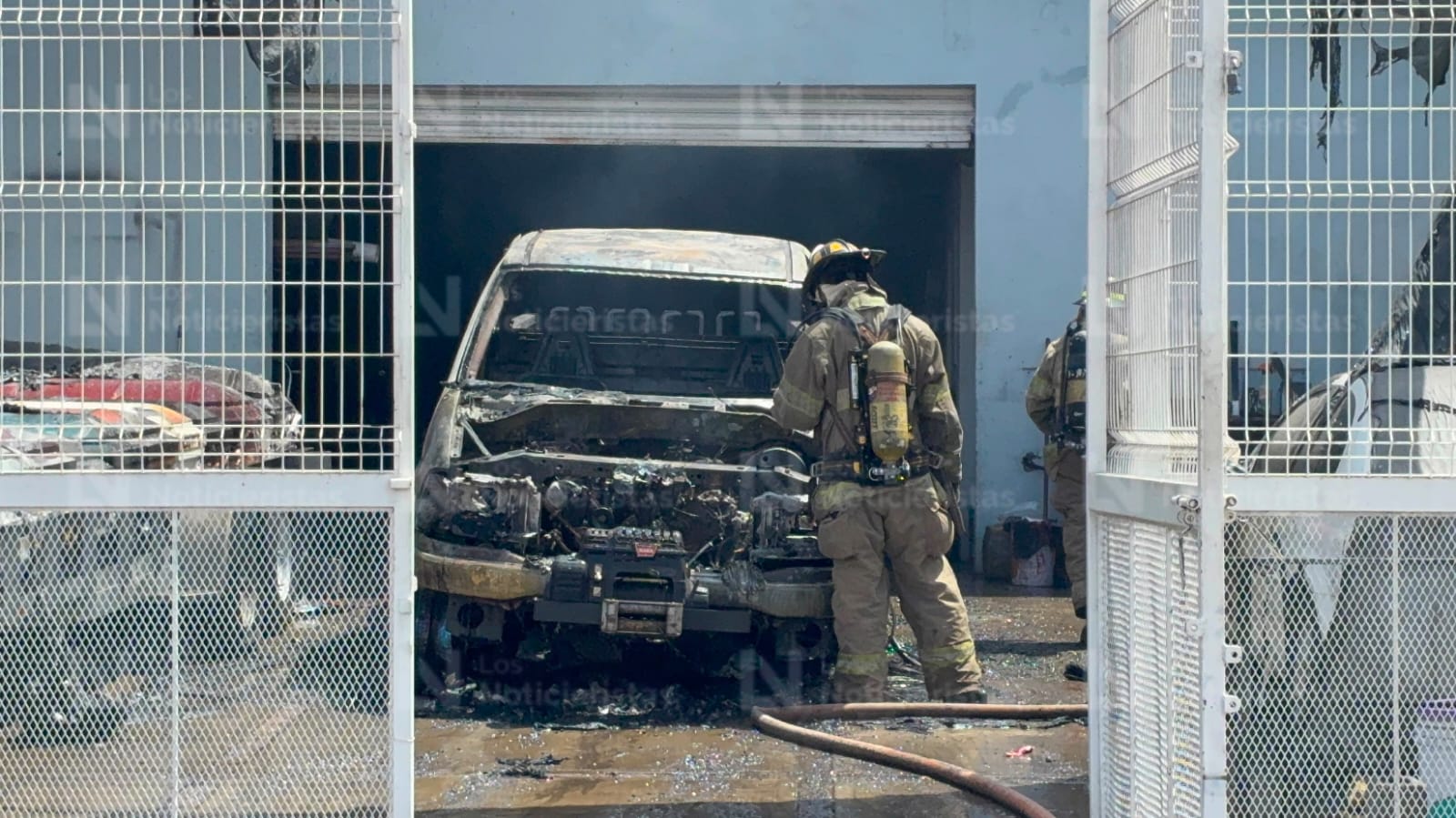 Incendio de bodega con vehículos y ataúdes en el Residencial Aurora en Los Mochis