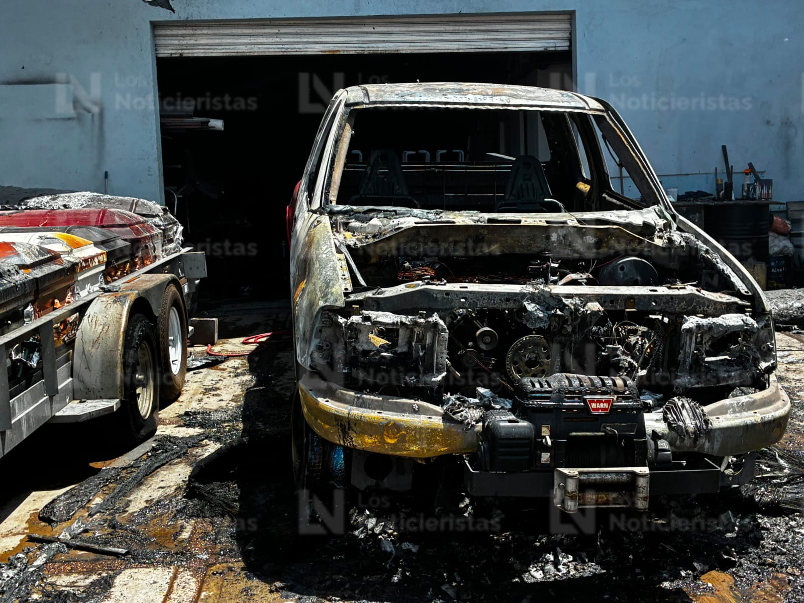 Incendio de bodega con vehículos y ataúdes en el Residencial Aurora en Los Mochis