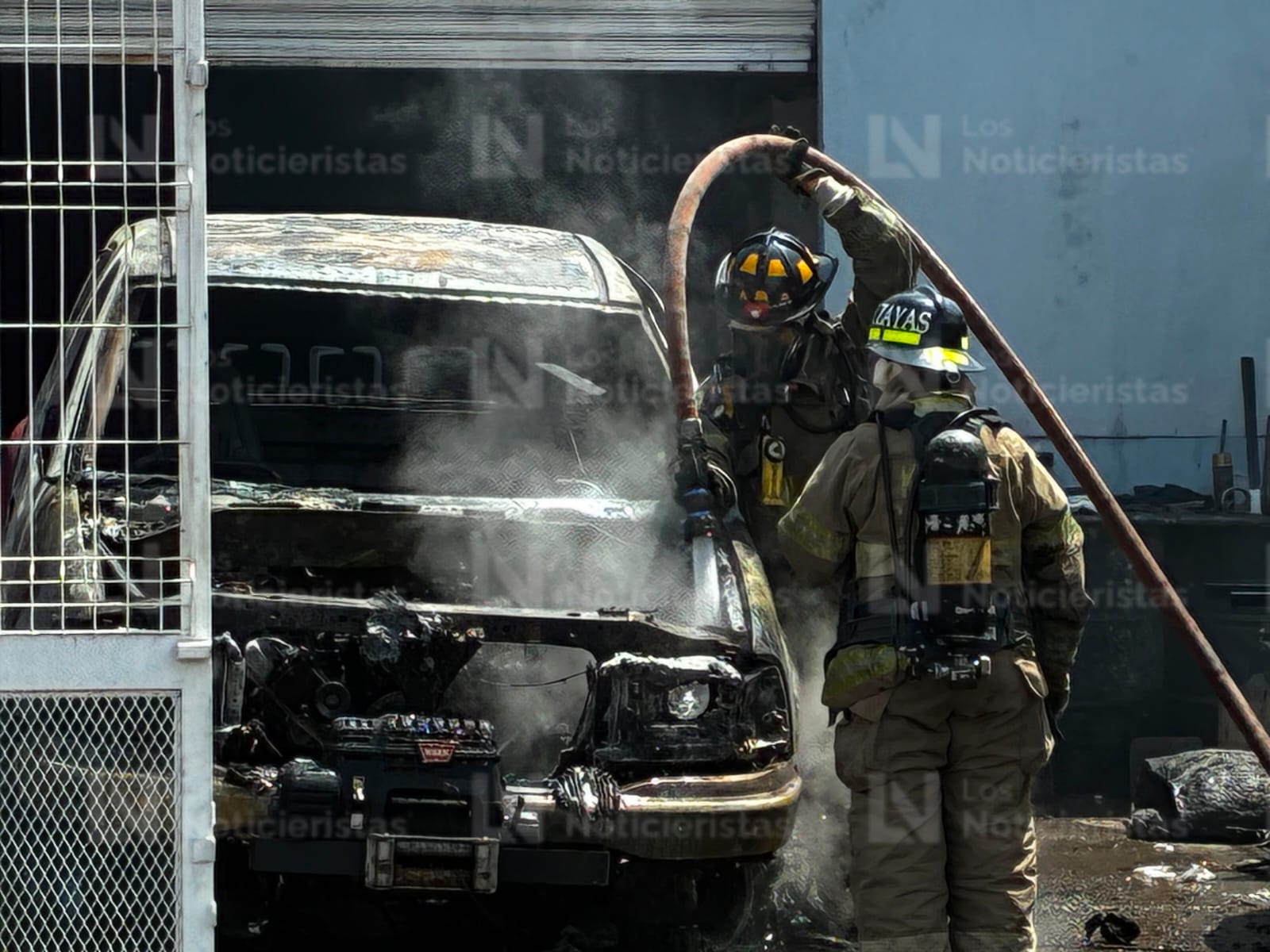 Incendio de bodega con vehículos y ataúdes en el Residencial Aurora en Los Mochis