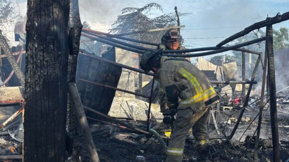 Incendio consume dos viviendas deshabitadas en Mazatlán, Sinaloa; evacúan a 15 personas sin reporte de lesionados