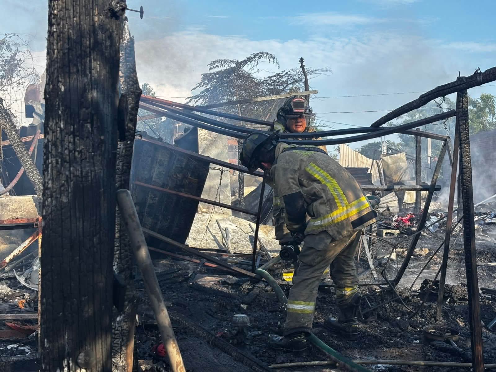 Incendio consume dos viviendas deshabitadas en Mazatlán