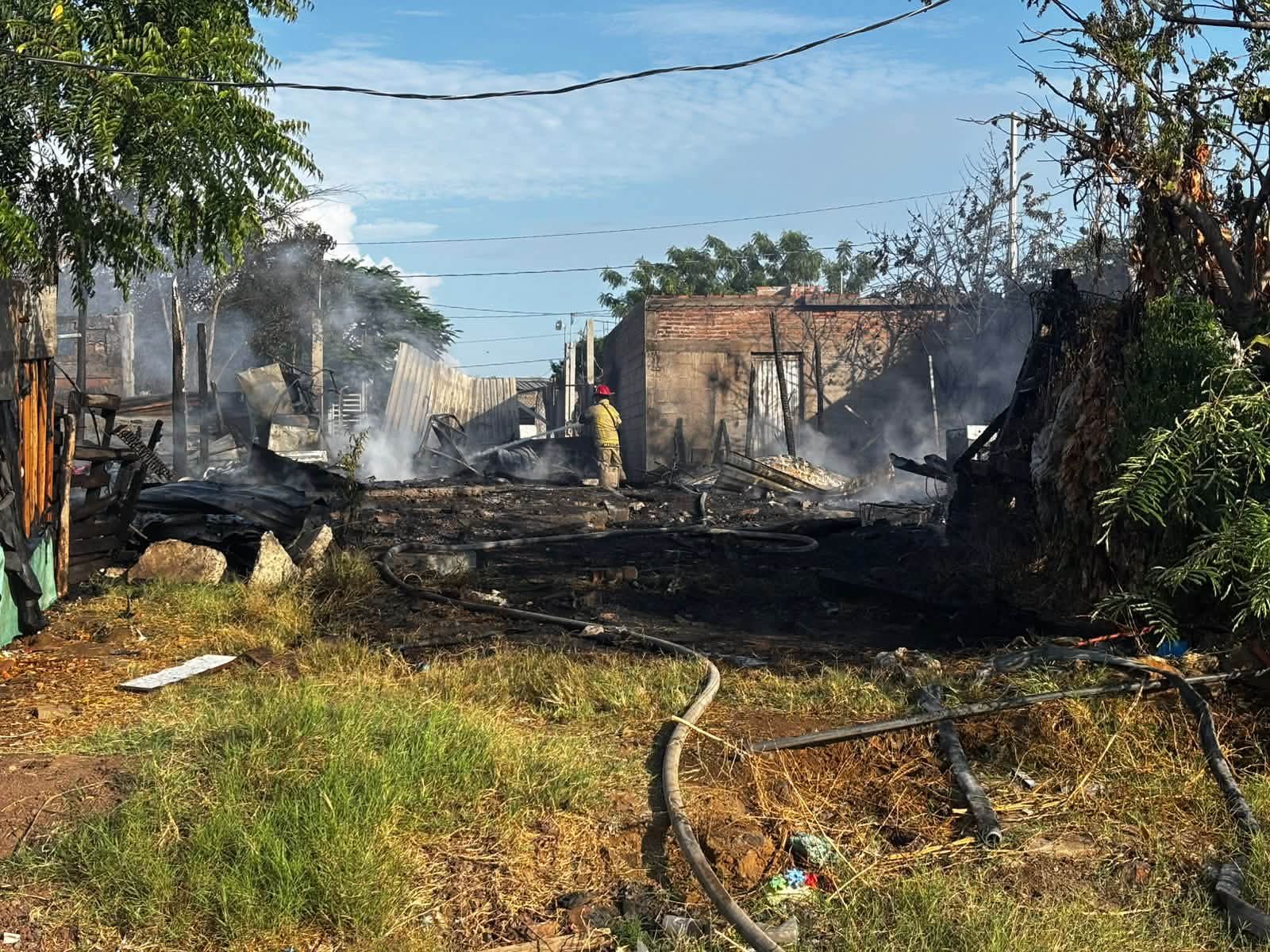 Incendio consume dos viviendas deshabitadas en Mazatlán