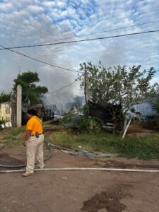 Incendio consume dos viviendas deshabitadas en Mazatlán