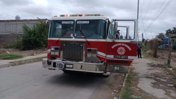 Incendio y accidente movilizan a cuerpos de emergencia en Villa Unión y El Roble, Mazatlán, Sinaloa
