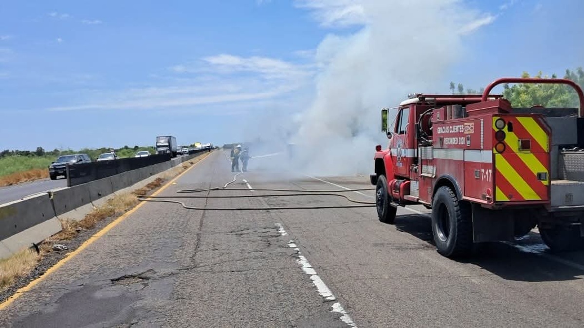 Incendio de unidad con gas LP en la México 15, en Guasave
