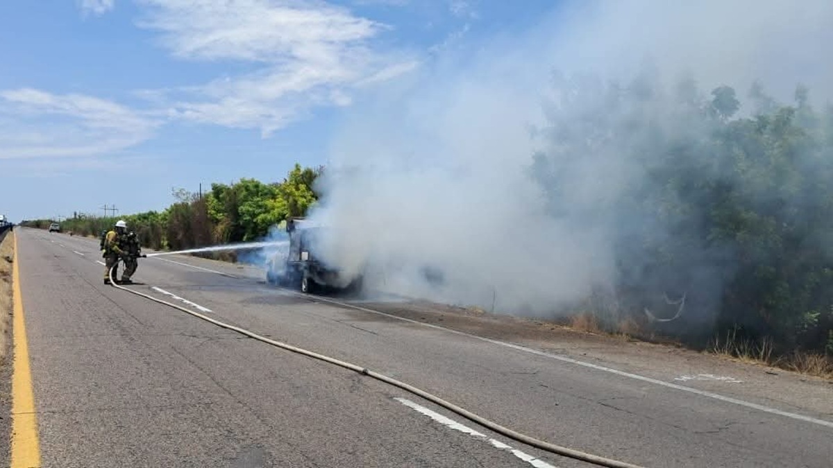 Incendio de unidad con gas LP en la México 15, en Guasave