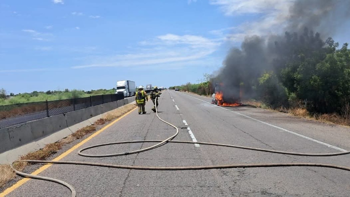 Incendio de unidad con gas LP en la México 15, en Guasave