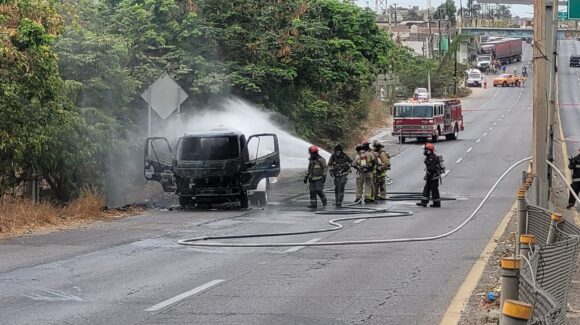 Fuerte incendio de pipa moviliza a cuerpos de emergencia al sur de Mazatlán, Sinaloa