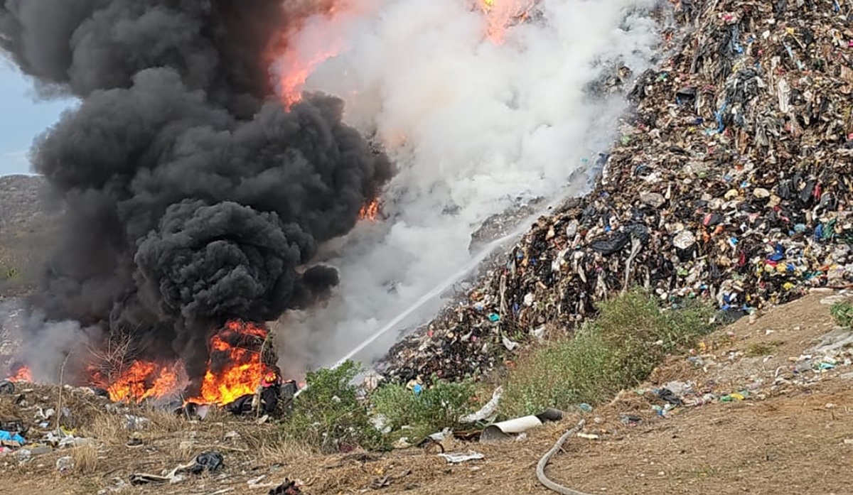 Se registra fuerte incendio en el basurón municipal de Mazatlán