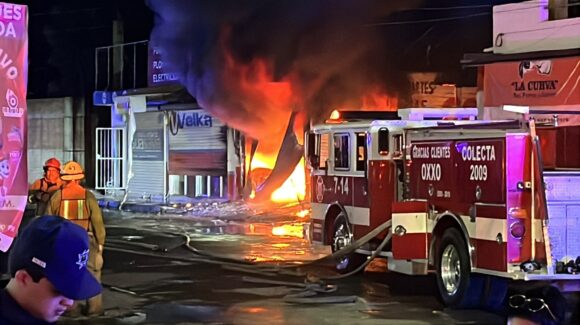 Voraz incendio consume ferretería en el sector La Curva de Guasave, Sinaloa