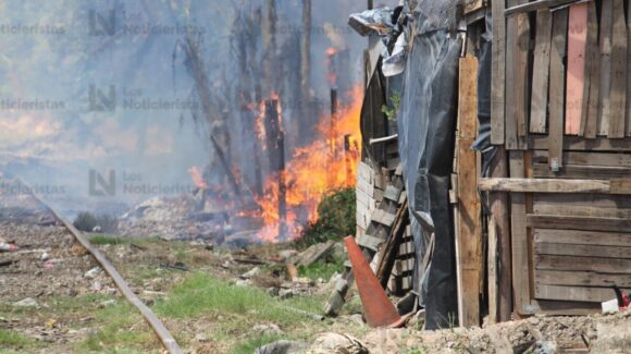 Fuerte incendio consume cuatro viviendas y obliga al desalojo de 75 personas en Mazatlán, Sinaloa