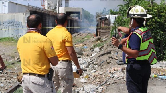 Sube a 130 el número de evacuados por incendio en Casa Redonda de Mazatlán, Sinaloa; fuego consume viviendas junto a vías del tren