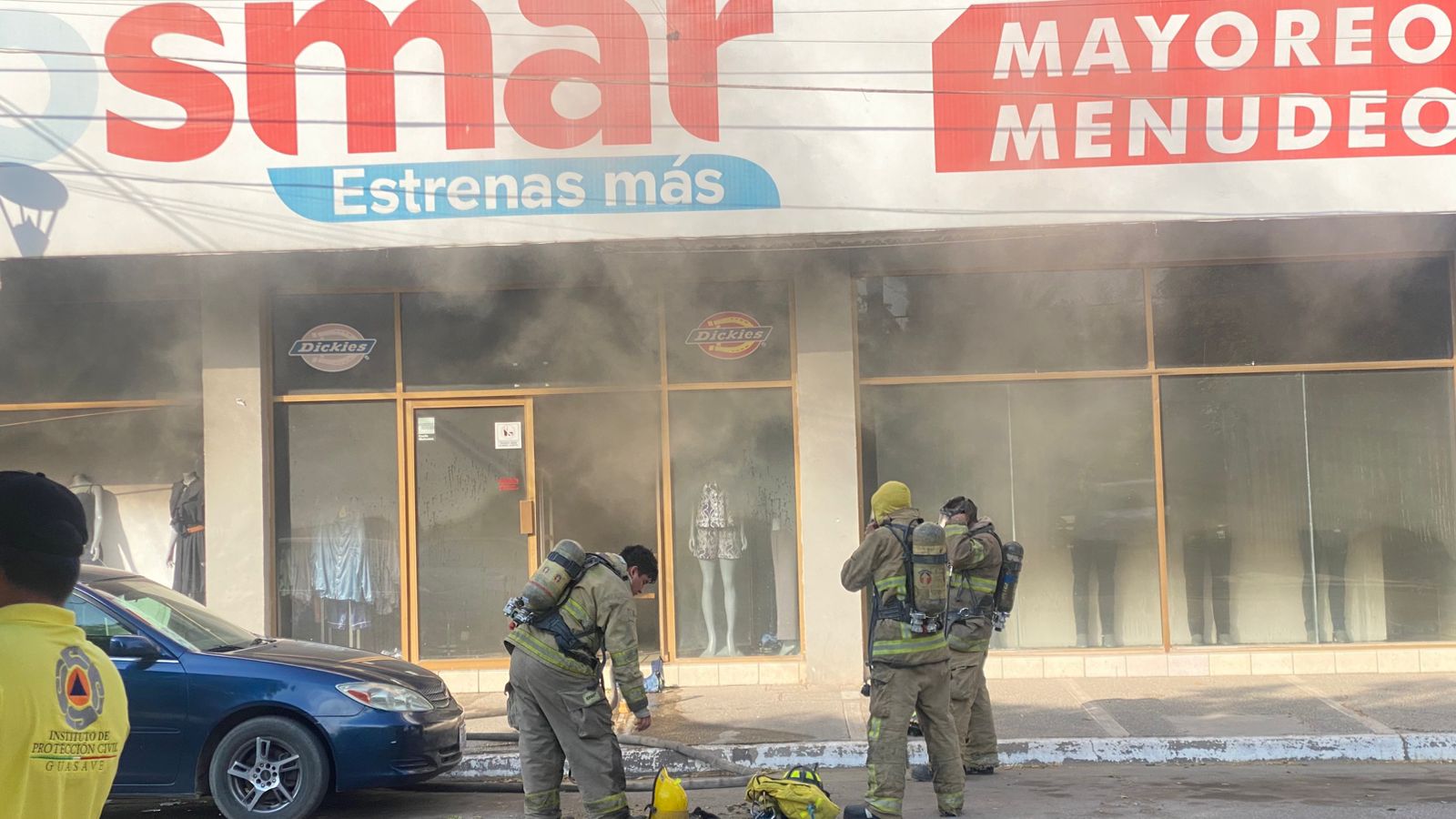 Incendio consume tienda de ropa en el Centro de Guasave