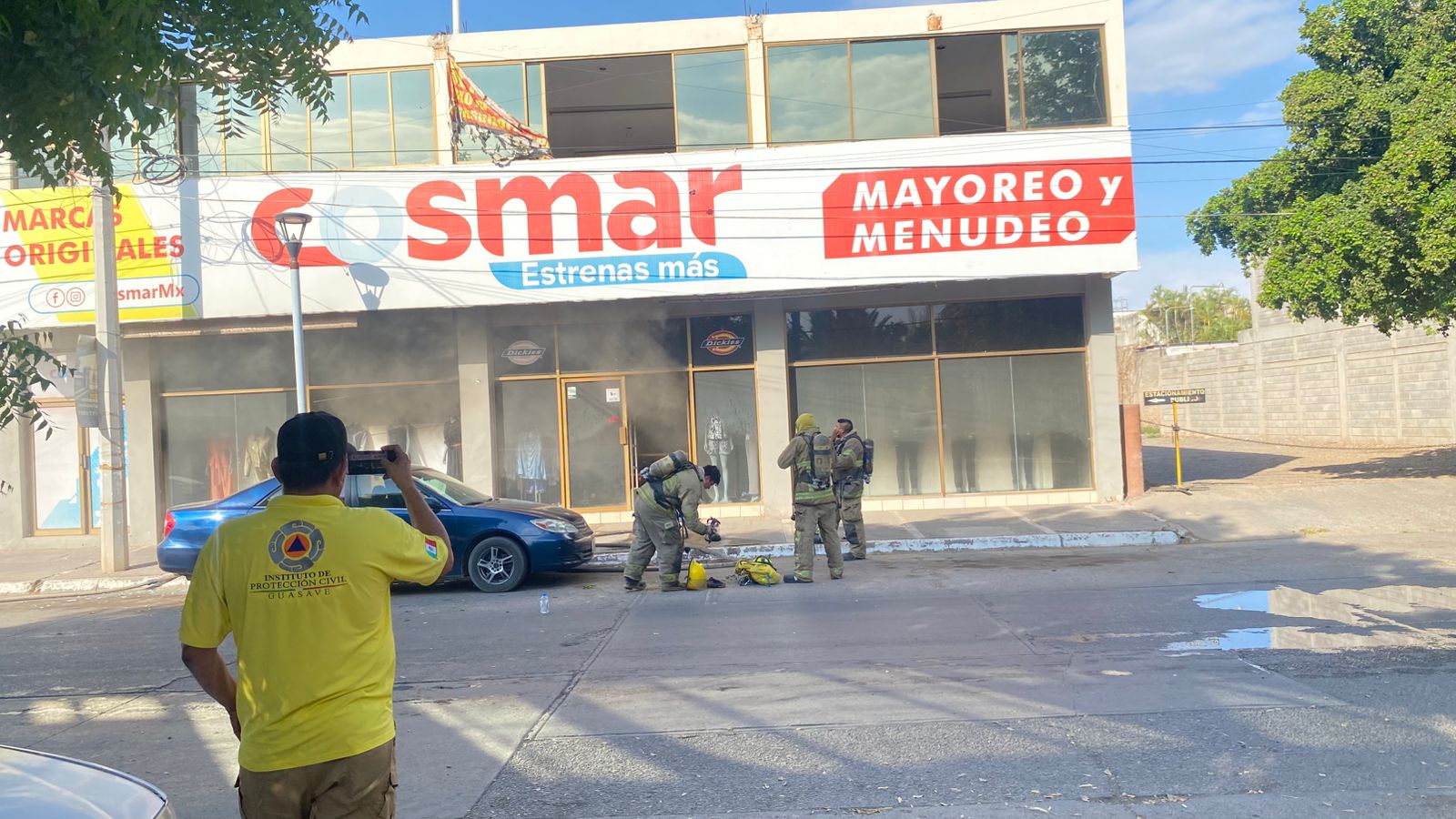 Incendio consume tienda de ropa en el Centro de Guasave