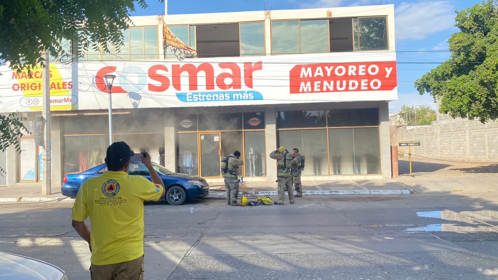 Incendio consume tienda de ropa en el Centro de Guasave