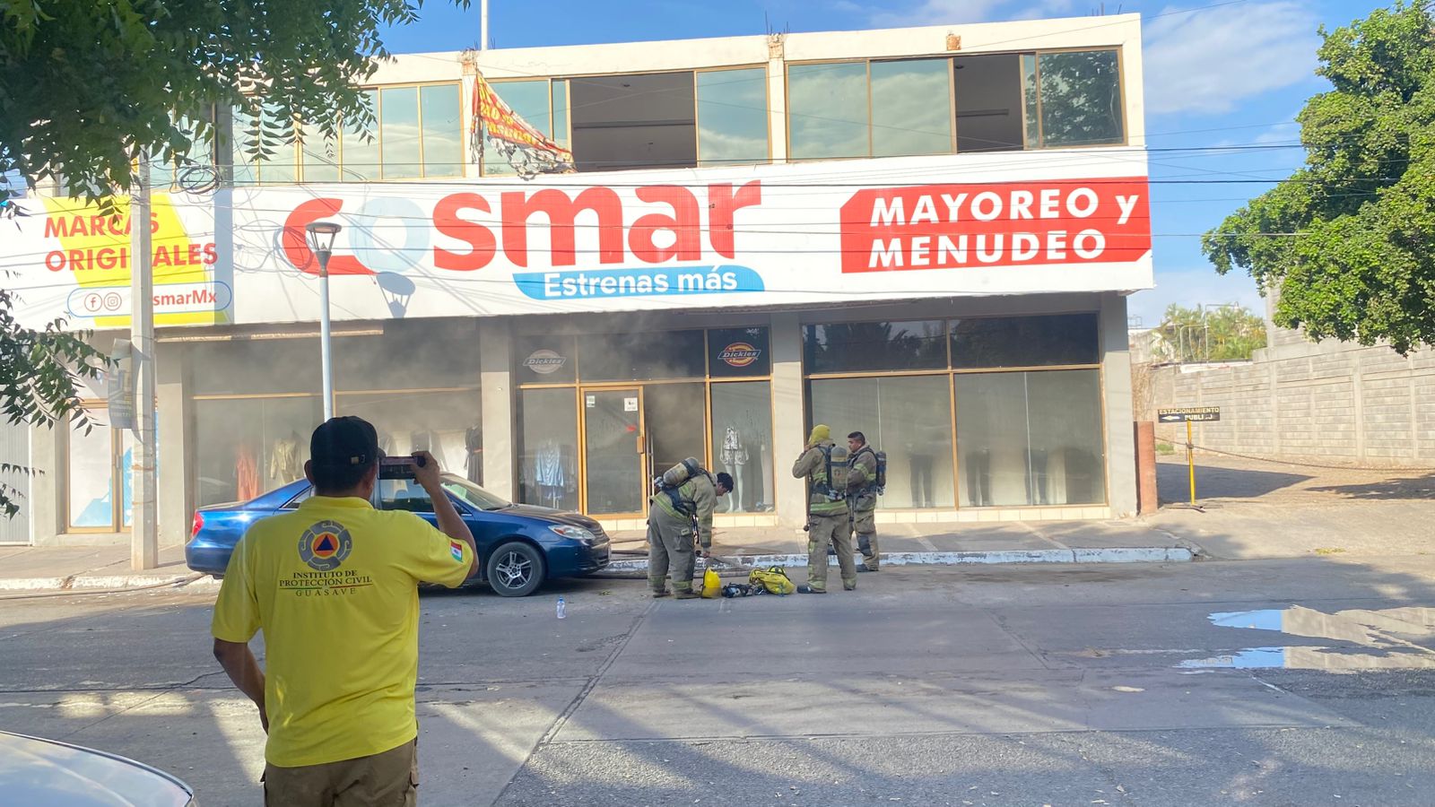 Incendio consume tienda de ropa en el Centro de Guasave