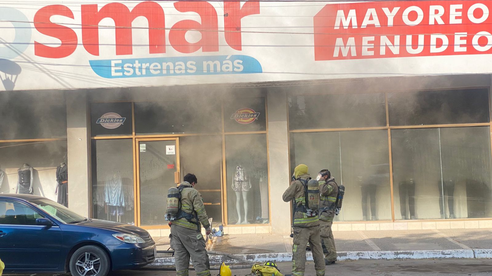 Incendio consume tienda de ropa en el Centro de Guasave