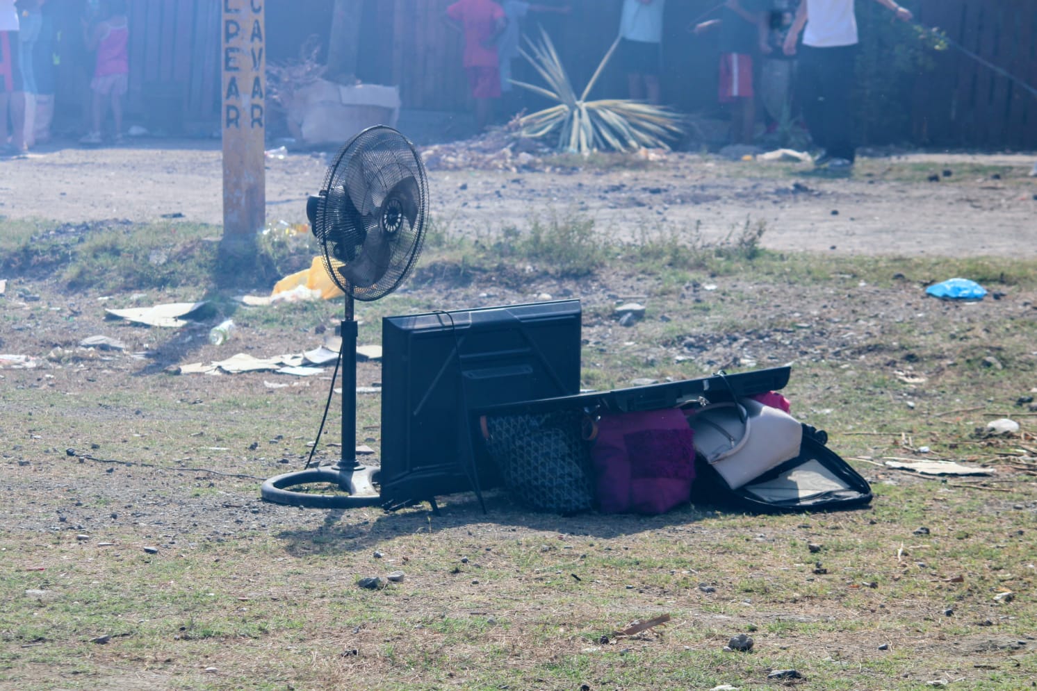Vecinos resguardan pertenencias tras incendio en viviendas de invasión en Casa Redonda, Mazatlán