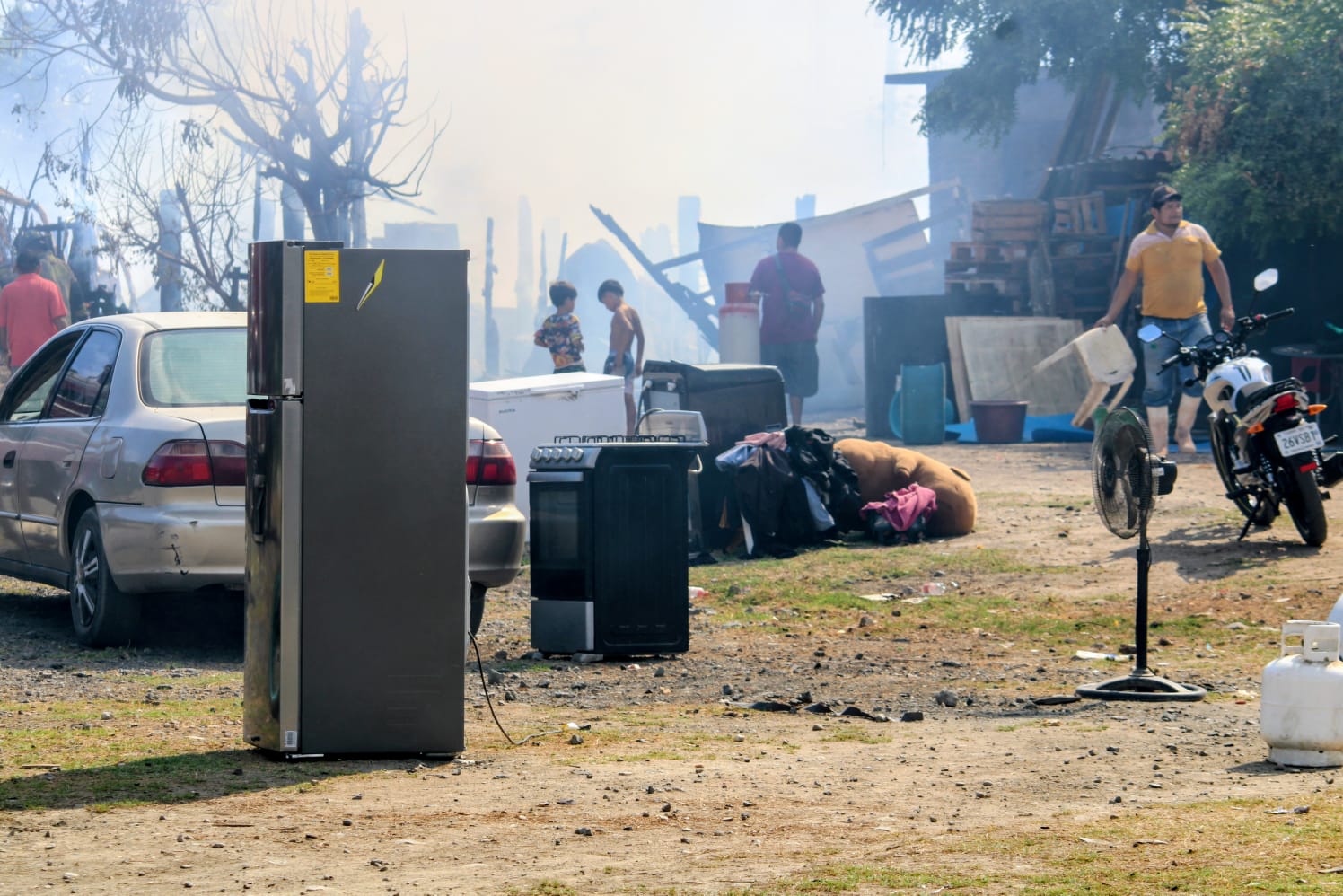 Vecinos resguardan pertenencias tras incendio en viviendas de invasión en Casa Redonda, Mazatlán