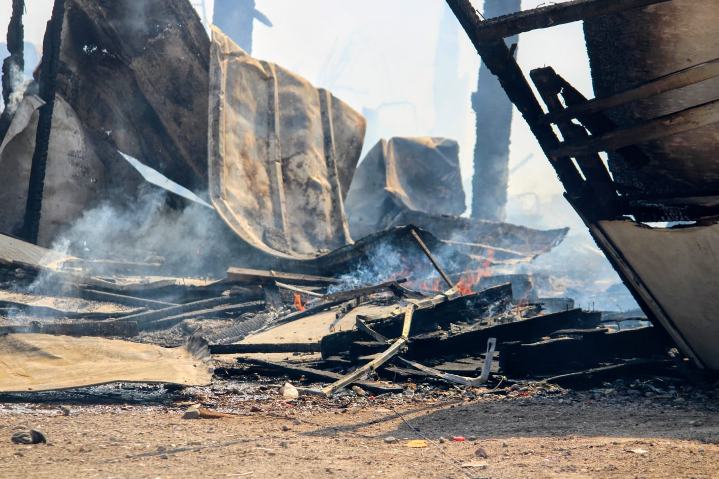 Vecinos resguardan pertenencias tras incendio en viviendas de invasión en Casa Redonda, Mazatlán