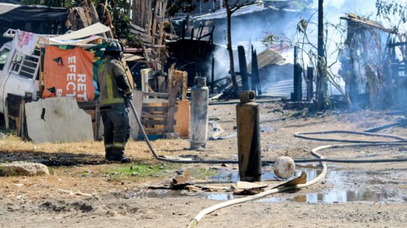 Angustia y desesperación: incendio deja sin hogar a familias en la invasión de Casa Redonda, en Mazatlán, Sinaloa