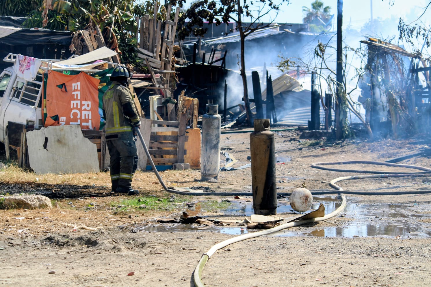 Vecinos resguardan pertenencias tras incendio en viviendas de invasión en Casa Redonda, Mazatlán