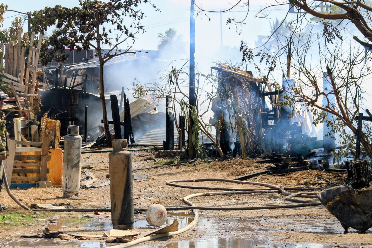 Vecinos resguardan pertenencias tras incendio en viviendas de invasión en Casa Redonda, Mazatlán