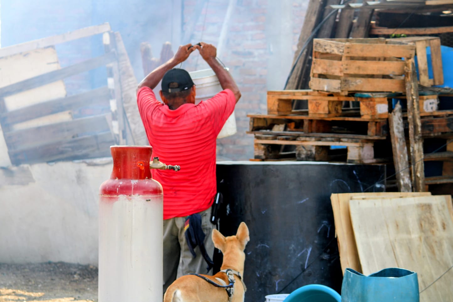 Vecinos resguardan pertenencias tras incendio en viviendas de invasión en Casa Redonda, Mazatlán
