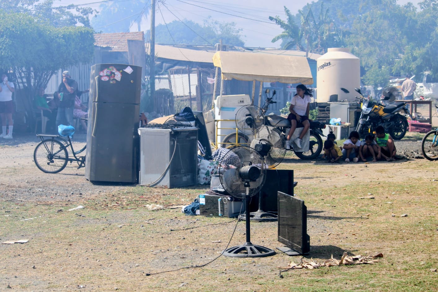 Vecinos resguardan pertenencias tras incendio en viviendas de invasión en Casa Redonda, Mazatlán