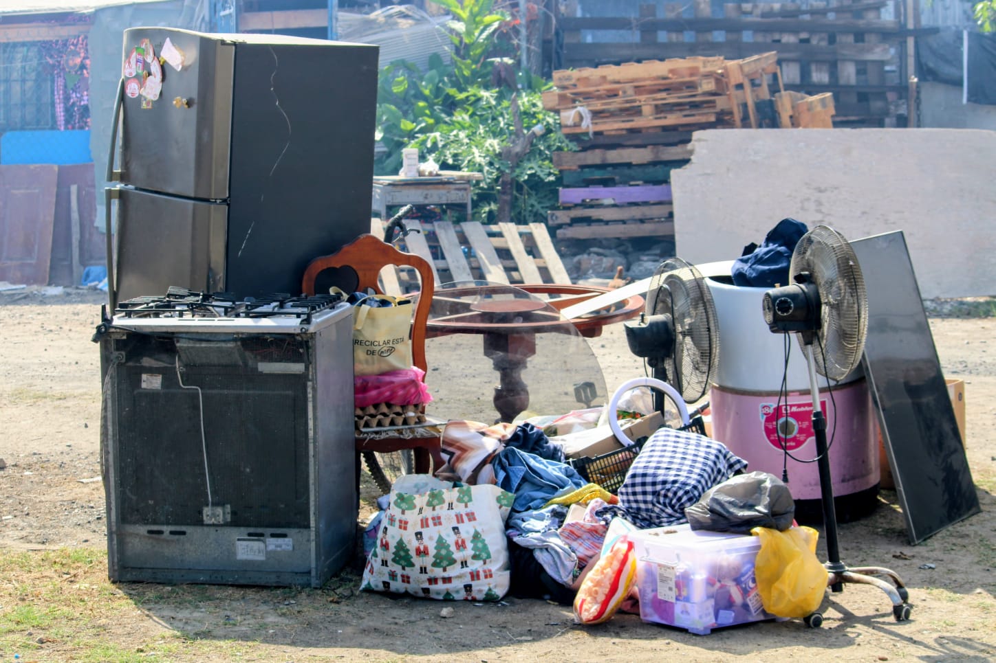 Vecinos resguardan pertenencias tras incendio en viviendas de invasión en Casa Redonda, Mazatlán