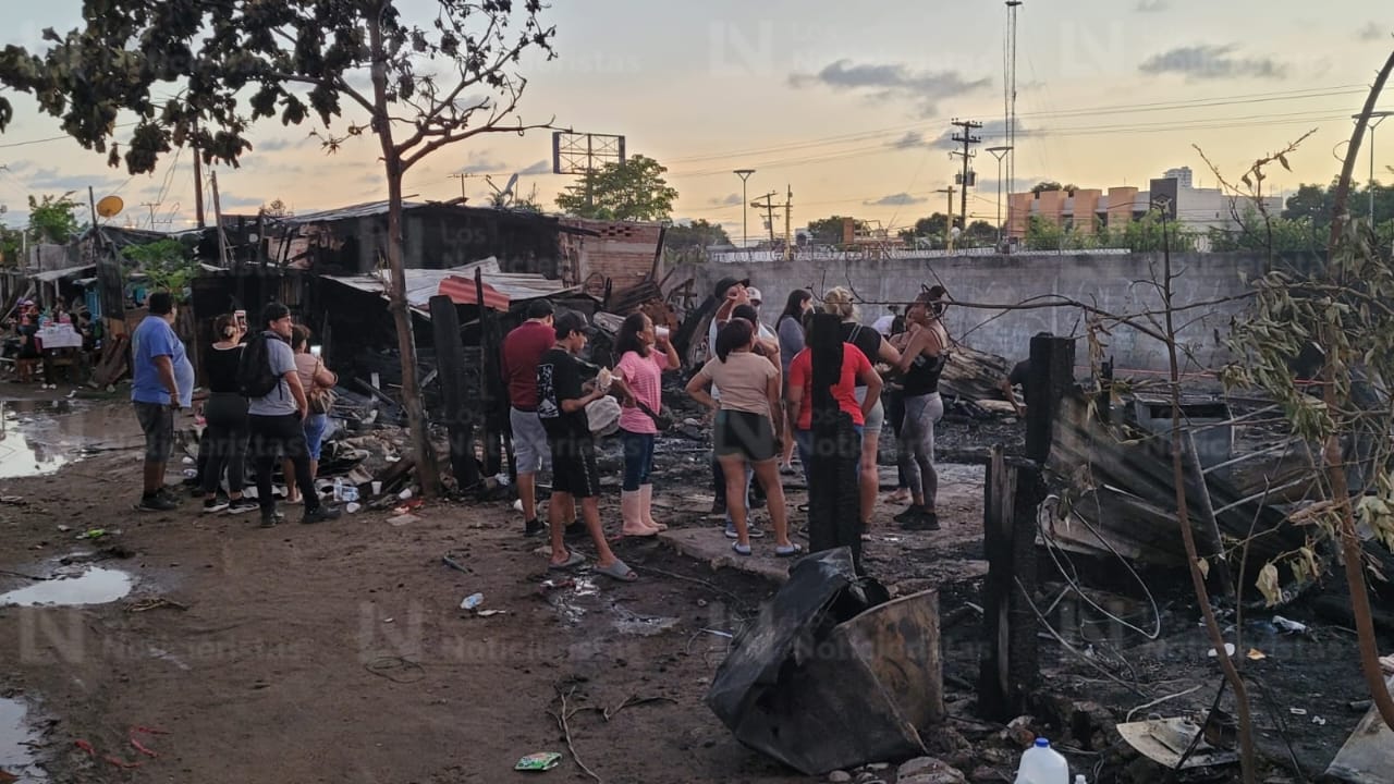 Familias pierden todo en incendio registrado en Casa Redonda, Mazatlán