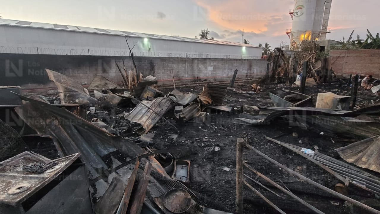 Familias pierden todo en incendio registrado en Casa Redonda, Mazatlán