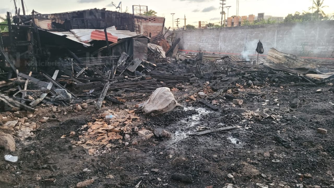 Familias pierden todo en incendio registrado en Casa Redonda, Mazatlán