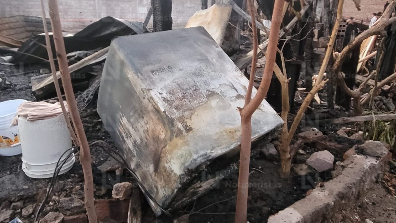 Familias pierden todo en incendio registrado en Casa Redonda, Mazatlán