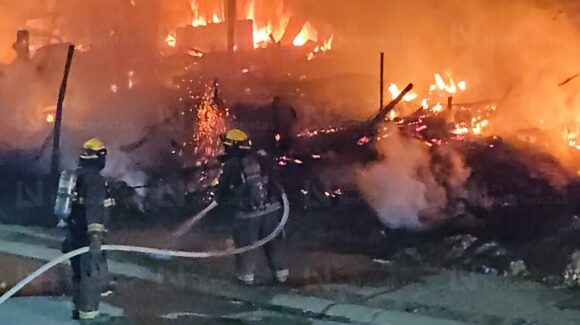 Voraz incendio en Hacienda del Valle de Culiacán, Sinaloa, moviliza a cuerpos de emergencia y personal militar