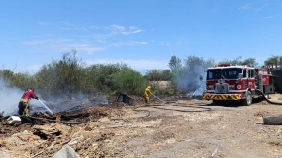 Quemas de maleza y basura desbordan a Bomberos Guamúchil; suman casi 200 servicios en dos meses