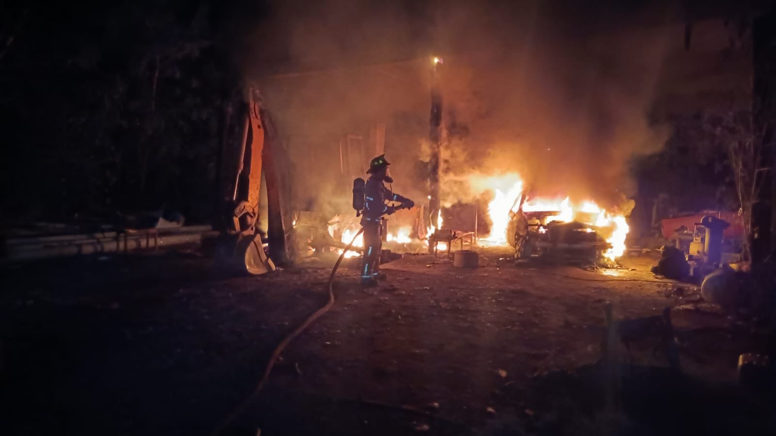 Incendio consume maquinaria y una camioneta en taller abandonado de León Fonseca, Guasave