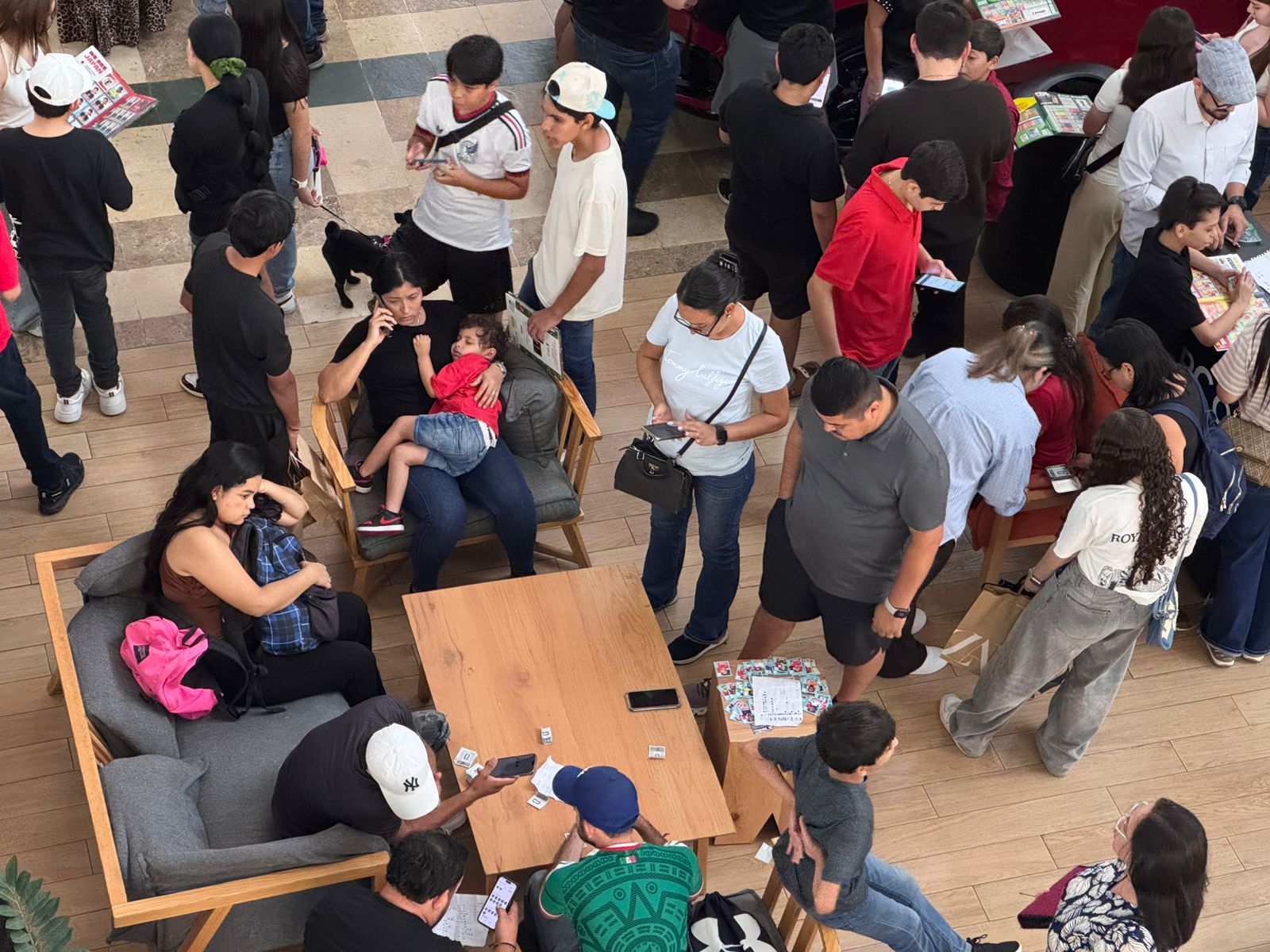 Intercambio de estampitas en Plaza Forum Culiacán