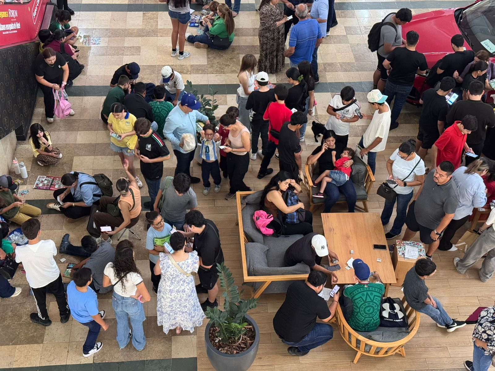 Intercambio de estampitas en Plaza Forum Culiacán