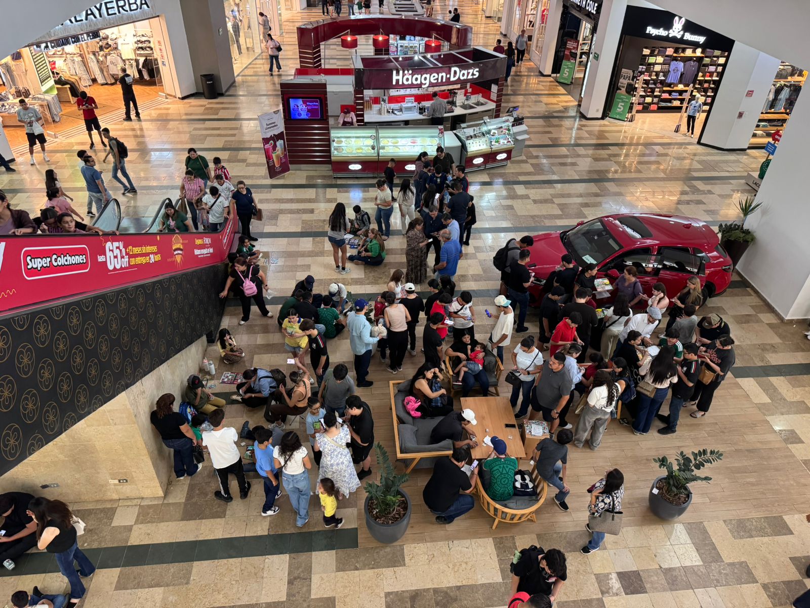 Intercambio de estampitas en Plaza Forum Culiacán