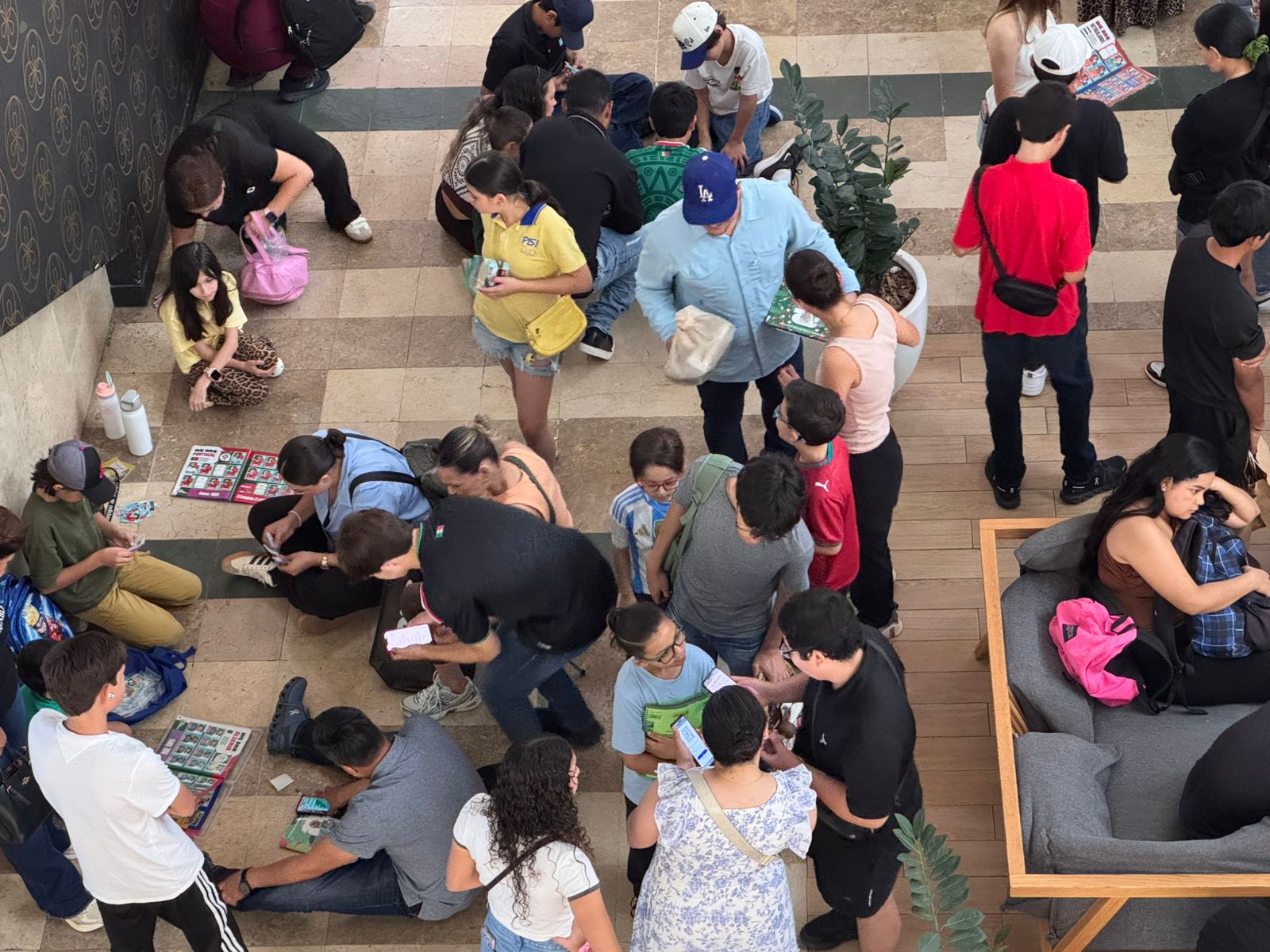 Intercambio de estampitas en Plaza Forum Culiacán