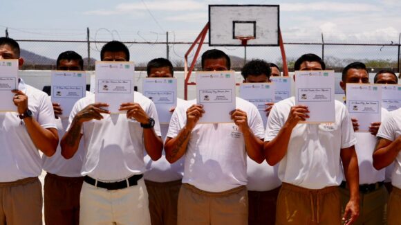 ‘Hoy termina mi tratamiento, pero comienza mi nueva vida’, 20 internos se gradúan de programa contra las adicciones en penal de Mazatlán, Sinaloa