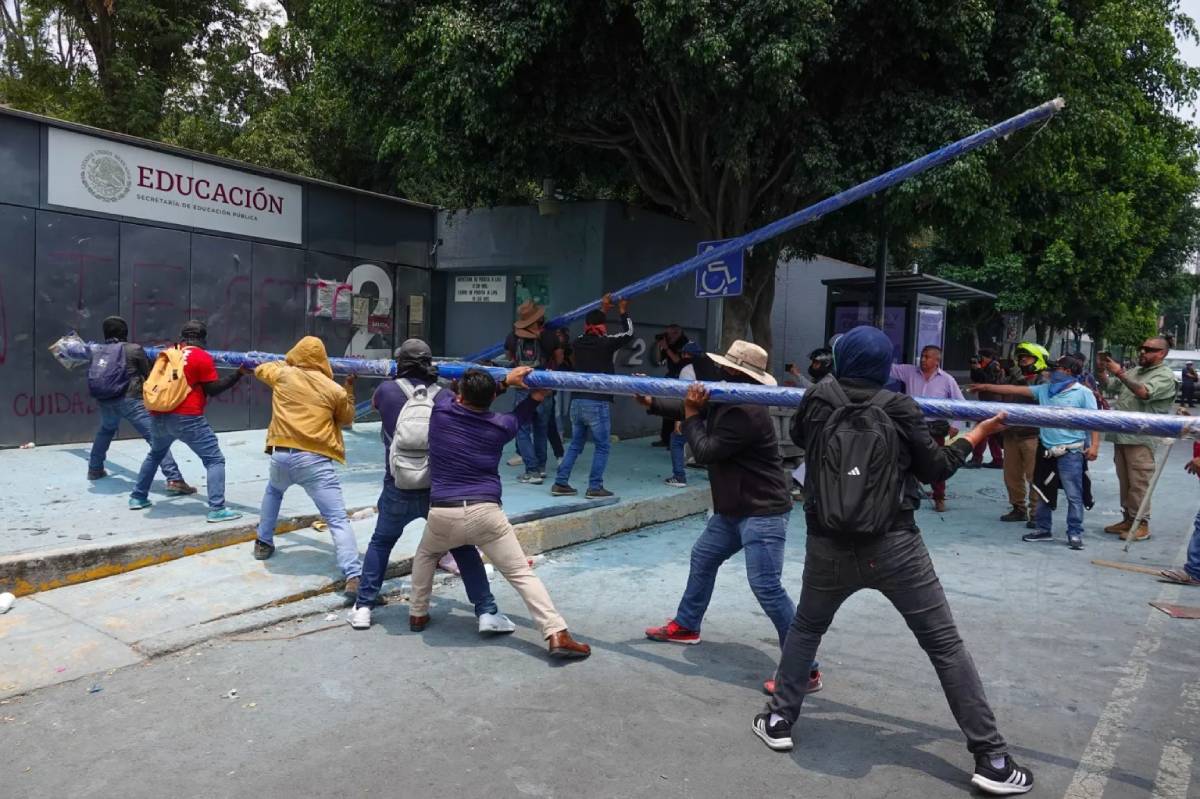 CNTE irrumpe en la SEP y exige reunión directa con Sheinbaum a días del Mundial