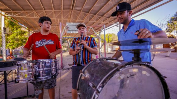 De una flauta regalada al éxito profesional, jóvenes de la Isla de la Piedra en Mazatlán, Sinaloa demuestran que la música sí cambia vidas