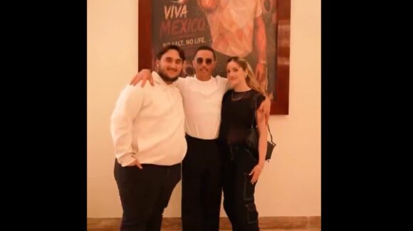 ¡Solo para pudientes! Hijo menor de AMLO, acude a exclusiva inauguración de restaurante del chef turco ‘Salt Bae’, en CDMX